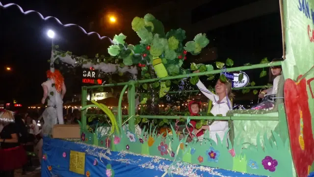 Continuan las fiestas de Monzón con un multitudinario desfile de carrozas