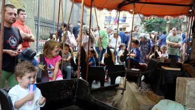 El Mercado Medieval Asapme Huesca supera su pulso a la lluvia con nota