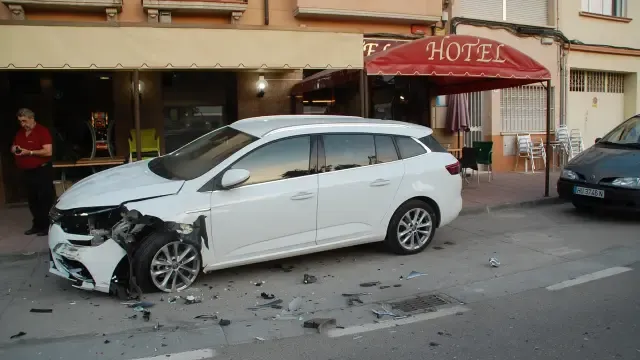 Un vehículo choca con otro y lo empotra en la terraza del Hotel Sariñena