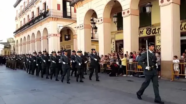 Los oscenses arropan a la Guardia Civil en el inicio de sus actos en Huesca