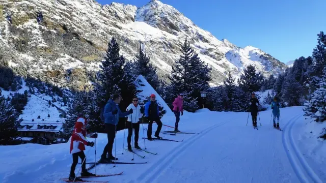Los esquiadores disfrutan de un domingo soleado en el Pirineo de Huesca