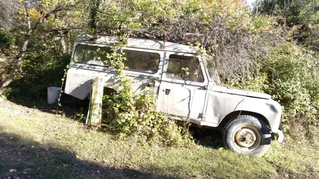 Vehículo abandonado en la zona de Sasé