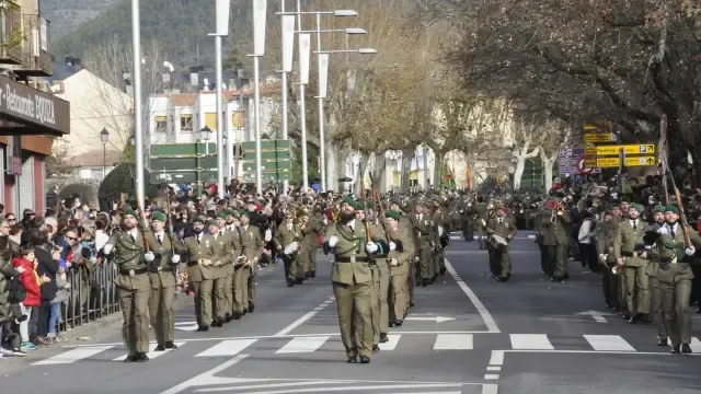 El Galicia 64 celebra la Inmaculada en Jaca con una parada militar y un desfile
