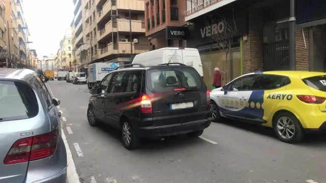 La calle Zaragoza llena de coches