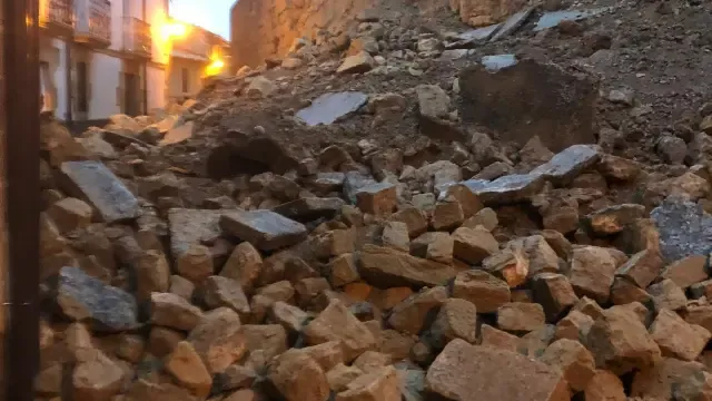 Cae parte del muro de protección de la iglesia de Malpica de Arba