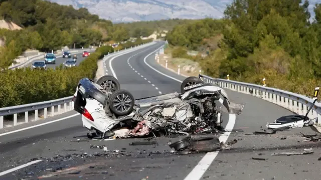 Un coche en sentido contrario causa una colisión con dos muertos en Alicante