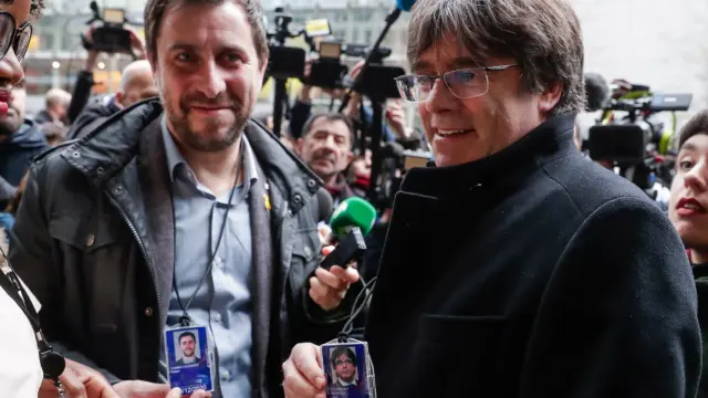 Puigdemont se acredita como eurodiputado junto a Comín