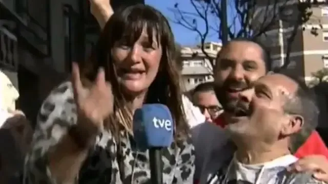 Una reportera de TVE celebra en directo que le ha tocado un pellizco de la lotería