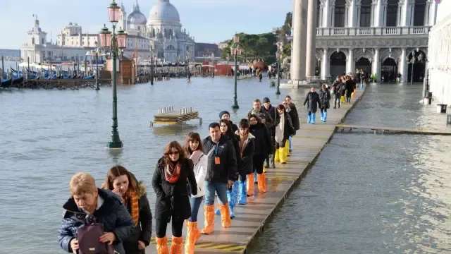 La marea alcanza un nuevo pico en Venecia tras la gran inundación de noviembre