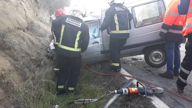 Un herido al colisionar dos vehículos en la Avenida de los Pirineos de Barbastro