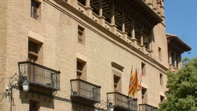 Felipe ordena a los conserjes del ayuntamiento de Huesca trabajar por la tarde