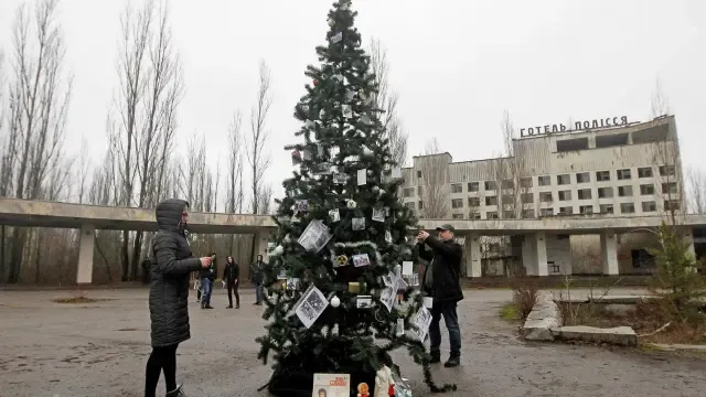 Levantan en Prípiat el primer árbol de Navidad desde el accidente de Chernóbil