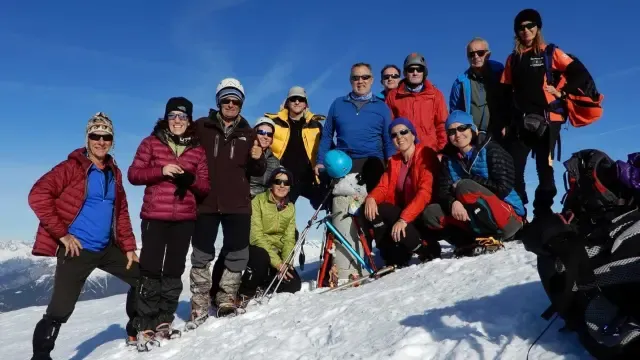 Montañeros de Aragón coloca su belén en el pico Cotiella