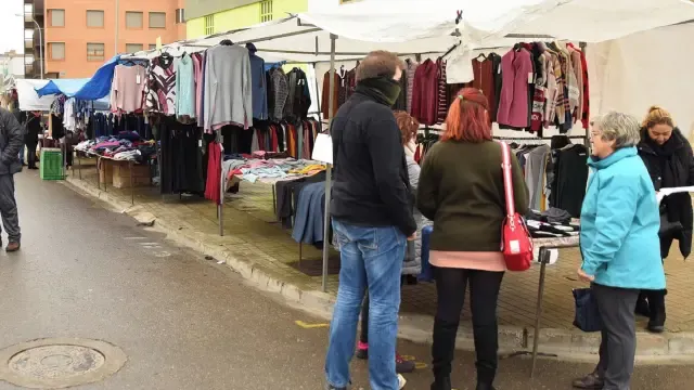 Los vendedores del mercadillo de Huesca proponen trasladarse al centro por las obras del Coso Bajo
