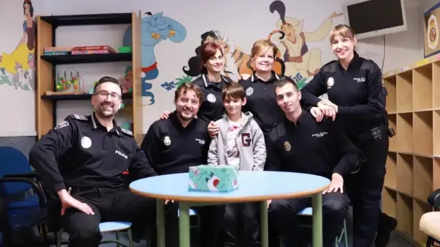 Los agentes de Policía de Huesca visitan a los niños ingresados en el Hospital San Jorge de Huesca