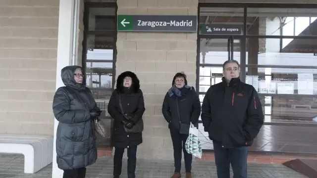 Frío y dudas tras la clausura de la ventanilla en la estación de tren de Tardienta