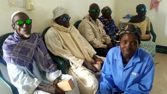Unos 320 chadianos consiguen ver "la luz" gracias a Ilumináfrica