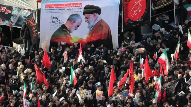 Irán clama venganza en el masivo funeral de Soleimaní en la capital