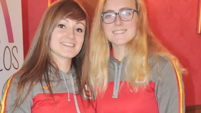 Carmen Pérez y Júlia Tèrmens, jugadoras del Club Hielo Jaca, acuden con ilusión a los Juegos Olímpicos de la Juventud