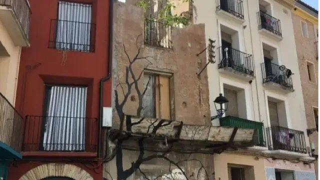 El Ayuntamiento derribará un edificio en ruinas en la plaza de Los Fueros de Huesca
