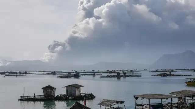 Evacuadas unas 22.000 personas en Filipinas por el volcán Taal