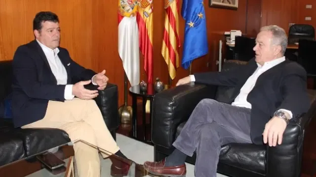 El Presidente de la DPH, Miguel Gracia se reúne con Javier Allué, Comisionado para el Reto Demográfico en Aragón