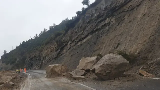 La lluvia provoca la caída de grandes rocas sobre la A-1605