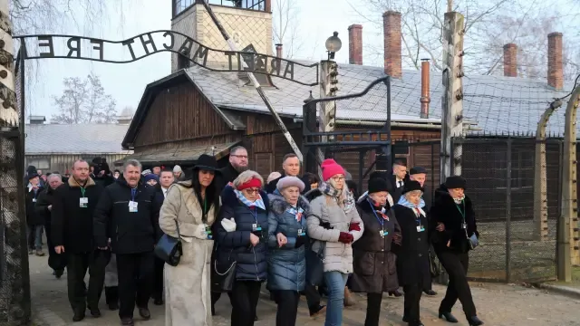 Supervivientes de Auschwitz regresan al campo nazi
