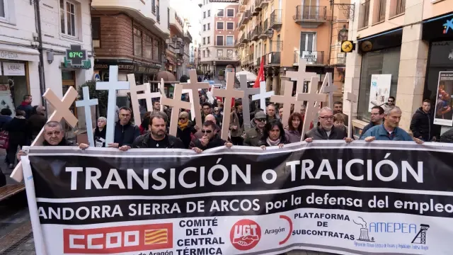 Más de cien personas escenifican en Teruel la muerte de las Cuencas Mineras