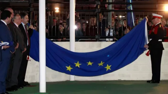Gibraltar se despide de la UE con la arriada de la bandera europea