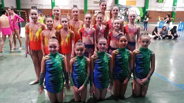 Las gimnastas de Espacio Rítmica Monzón y Club Jacetano GRD debutaron en Zaragoza