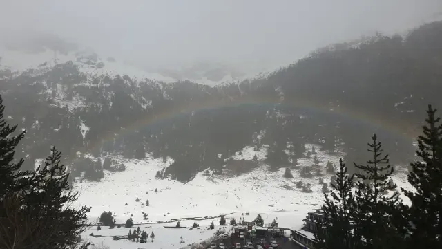 Bello arcoíris entre la nieve