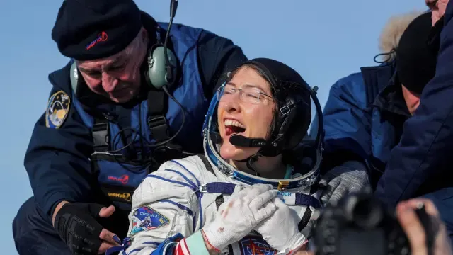 Christina Koch vuelve a la tierra tras pasar 328 días en el espacio