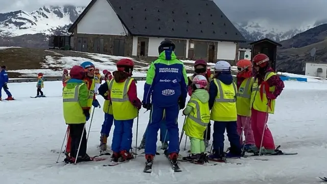 La Semana Blanca anima y llena de escolares las pistas de esquí de Huesca