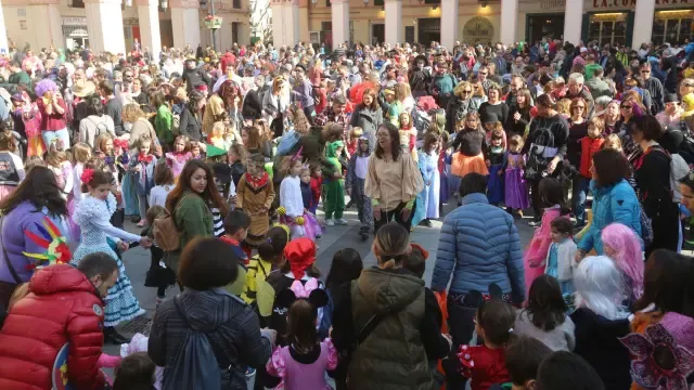 Los peques transmiten el espíritu carnavalero a los mayores en una animada plaza de López Allué de Huesca