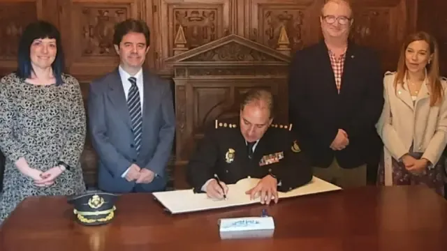 El Ayuntamiento de Huesca reconoce la labor del comisario de la Policía Nacional Fernando Pascual