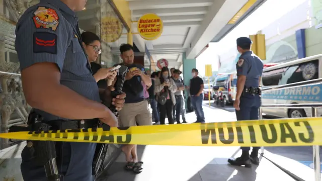 Un asaltante armado mantiene varios rehenes en un centro comercial de Manila