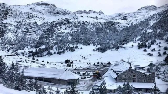 Sigue la alerta por nevadas en el Pirineo y se registran dificultades para circular en la Jacetania