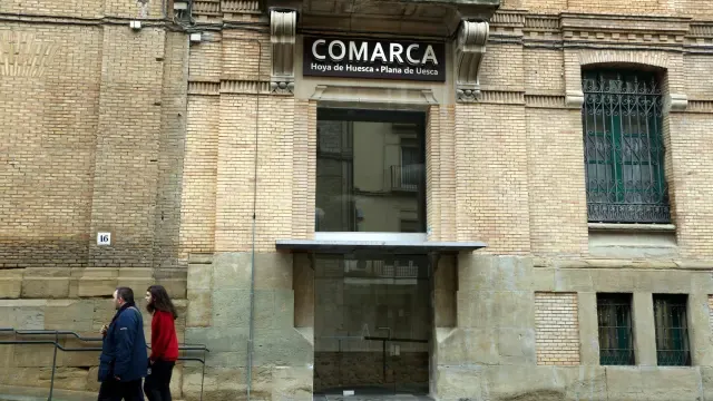 Muchas dudas sobre la puerta principal de la nueva sede de la Comarca de la Hoya de Huesca