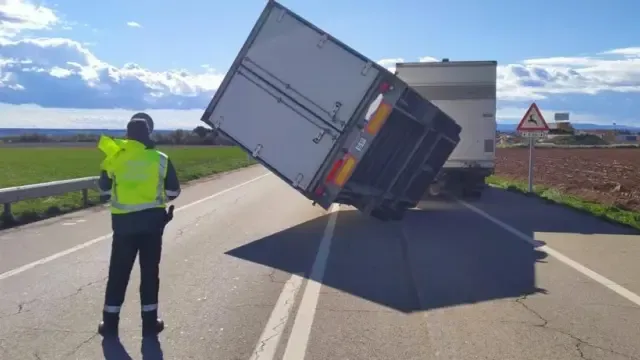 Reabierta la N-330 en Almudévar tras estar cortada dos horas al volcar un camión