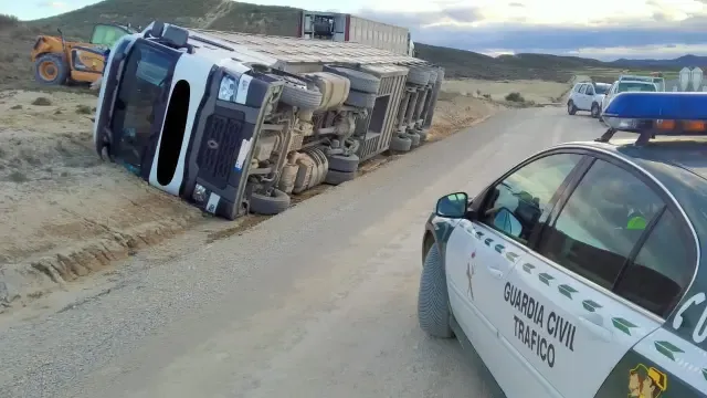 Vuelca un camión con más de 200 cerdos entre Lanaja y Alcubierre