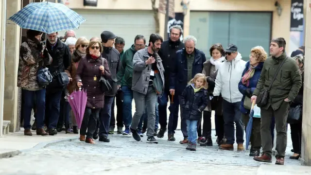 Las visitas guiadas por la Cincomarzada reúnen a más de 200 personas en Huesca