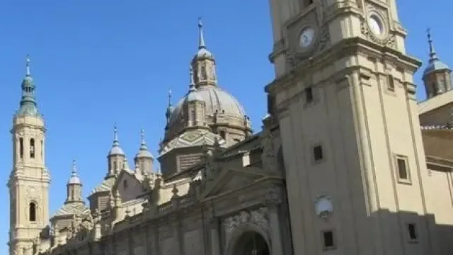 Recomiendan no besar la Columna de la Virgen del Pilar en Zaragoza ante la expansión del coronavirus