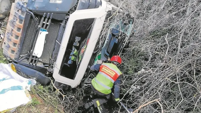 Un herido en el accidente de un camión en Capella que cayó 15 metros por un terraplén