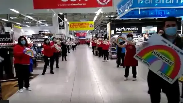 Los empleados del Carrefour de Huesca dan las gracias a los oscenses al ritmo de "Resistiré"