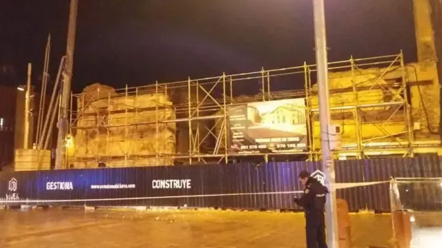 Se desprende la fachada de la casa en obras de la plaza Biscós