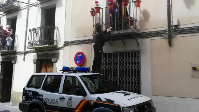 Agentes de la Policía Nacional de Jaca tienen un bonito detalle con una vecina que les aplaudió