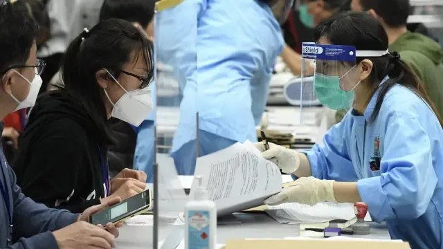 China prohíbe de forma temporal la entrada de extranjeros al país con el objetivo de frenar los llamados casos "importados" de coronavirus