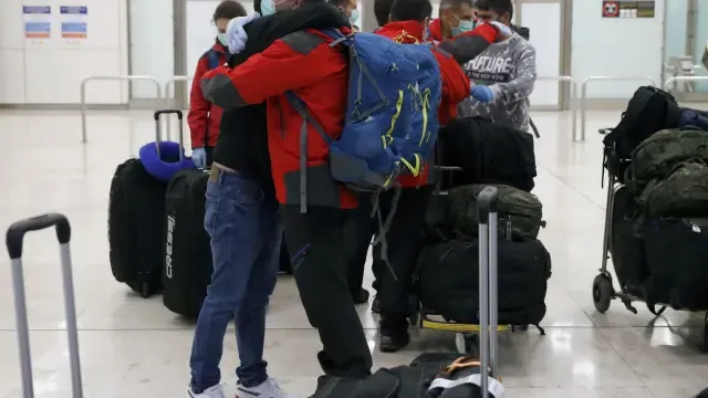 Regresan a España dos mil turistas y residentes