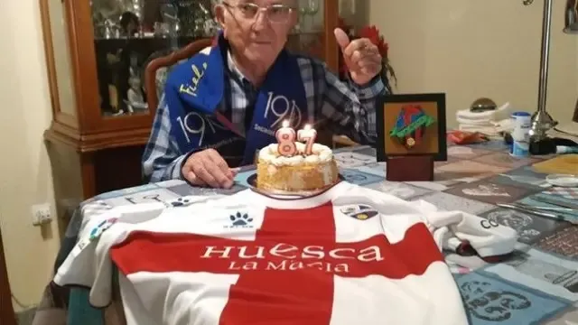 El socio número 1 del Huesca, Paco Solano, celebra su 87 cumpleaños